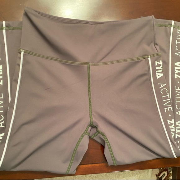 Zyia Active Light N Tight Olive Green Logo Leggings Size 6-8 Cropped NWOT - Picture 3 of 4